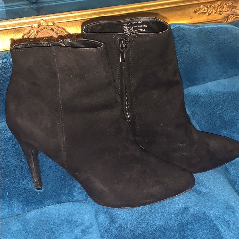 Black heeled boots